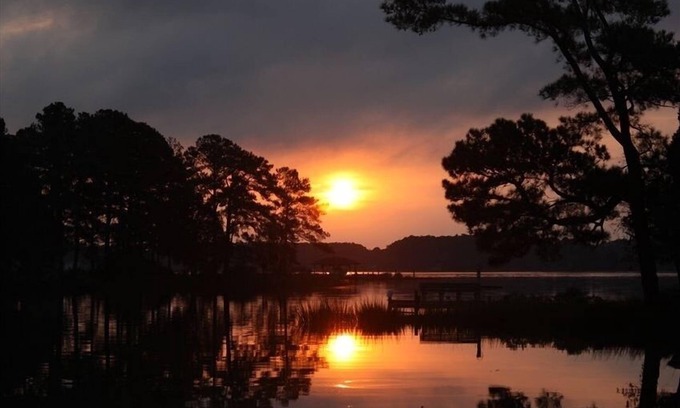 Foster Cottage | Chesapeake Bay Waterfront Cottage Pool, Pier, Kayaks, Wifi 2 Bd/2 Ba, Mini Golf