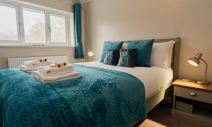 Blacon House | Chester Greenway House - Ideal 1 Bedroom Home, EV Charger & Parking - Sleeps 4