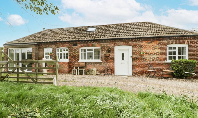 Staxton Cottage | CHESTNUT COTTAGE, pet friendly, country holiday cottage in Filey