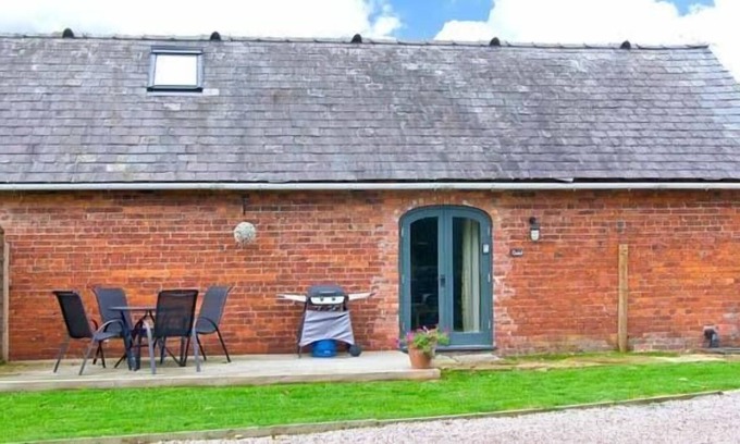 Ellesmere Cottage | CHESTNUT COTTAGE, pet friendly, with a garden in Ellesmere