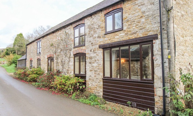Littlebredy Cottage | CHESTNUT COTTAGE, RODDEN, pet friendly, with open fire in Abbotsbury