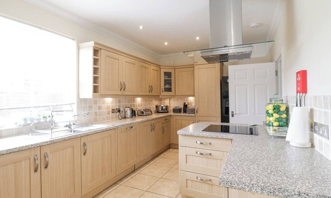 Barrow Cottage | CHESTNUT GRANGE, pet friendly, with hot tub in Barrow, Suffolk