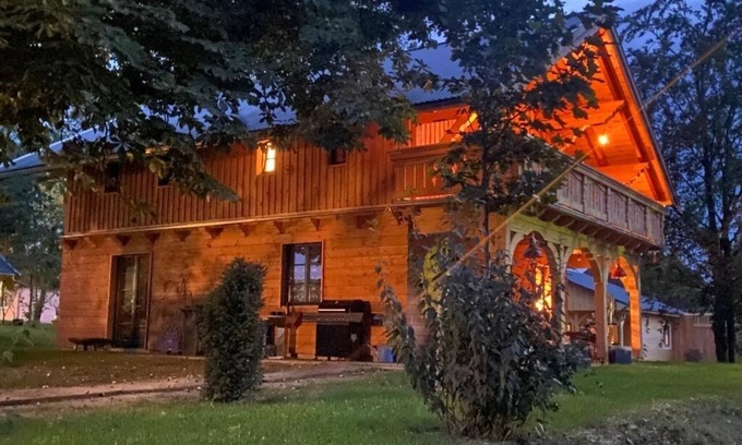 Blankenburg Cottage | Chestnut house by the lake near the Louvine for 12 guests with outdoor sauna and whirlpool