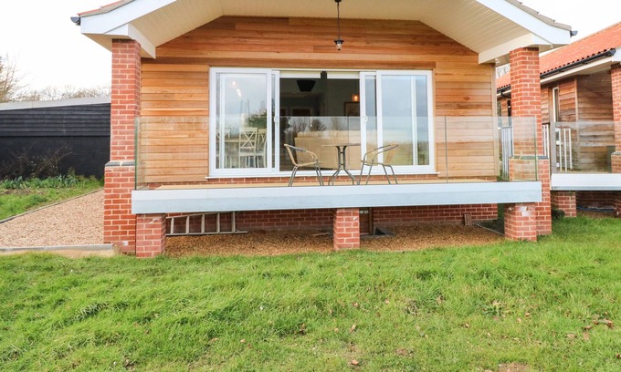 Attleborough House | CHESTNUT LODGE, pet friendly, with a garden in Old Buckenham