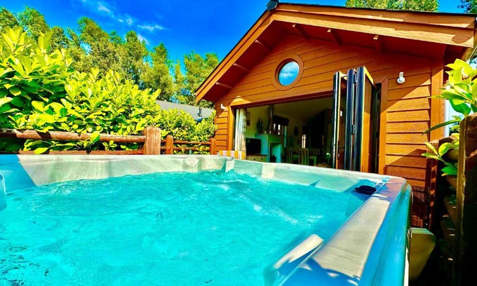 Arnold Cabin | Chestnut Lodge with Hot Tub & Log Burner, close to the sea