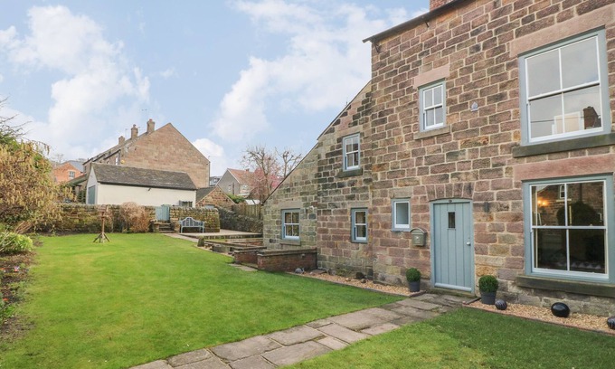 Belper Cottage | CHEVIN VIEW, pet friendly, character holiday cottage in Belper