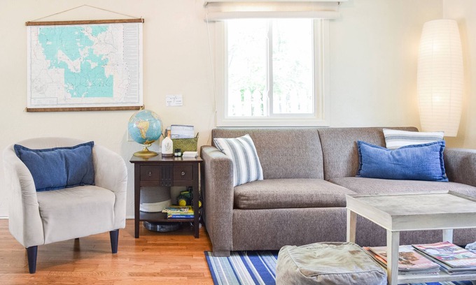 Broadmoor Cottage | ☀CHEYENNE COTTAGE☀Close to Trails/Downtown/Shops☀