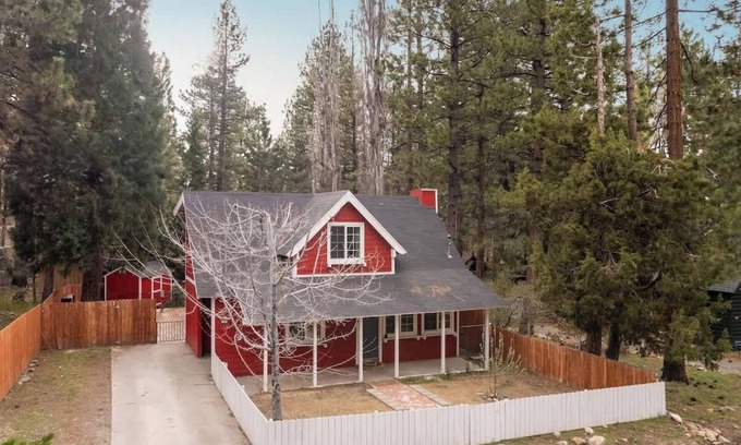 Big Bear Lake House | Chez Caboose Spa Fenced Yard Near Summit
