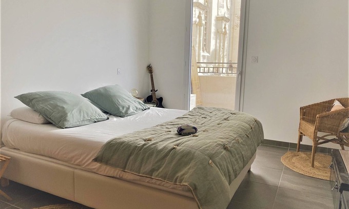 Le Camas Apartment | Chez Isabelle, terrace and light