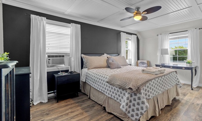 Terra Nova House | Chez Michele | 3 Bd | Parking | Yard