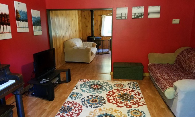 Lake Linden House | Chez Moi Lake Linden - 1500 sq ft vacation home
