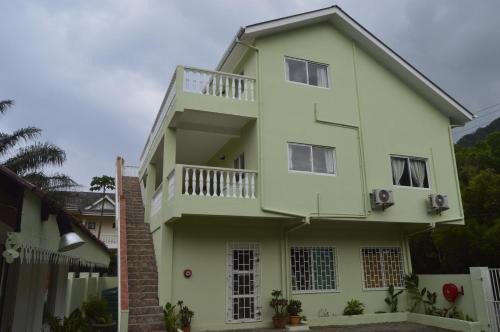 Mahe Island House | Chez Payet Airport Guesthouse