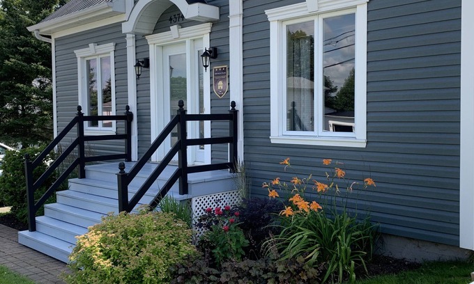 Notre-Dame-Auxiliatrice-de-Buckland House | Chez-Vous au Village: Calm, confort & full amenities