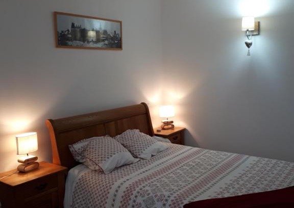 Sainte-Suzanne-and-Chammes Bed & Breakfast | chez Zabou chambre Suzannaise
