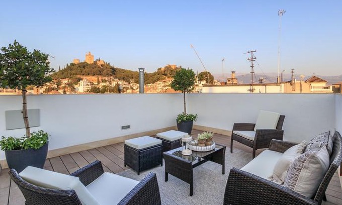 Central District Apartment | Chezmoihomes Plaza Nueva Penthouse