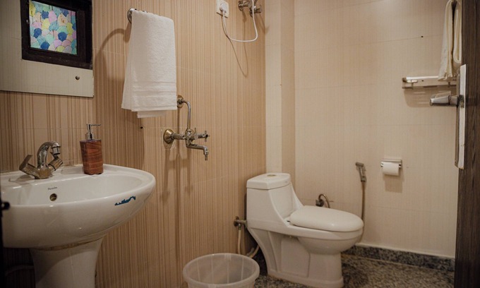 Chhatarpur Apartment | Chhatarpur’s Chic 3BHK Retreat with WiFi, AC in wonderful New Delhi