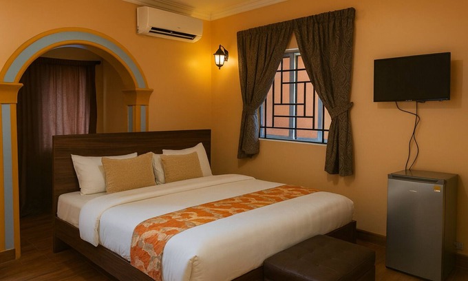 Oyo House | Chic 1-bedroom hotel in awesome Oyo Town- BoroBoro. COMFORTABLE