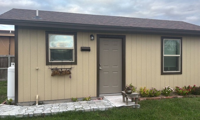 Los Fresnos Apartment | Chic 1-bedroom apartment located on Ocean Blvd hwy 100. Approx. 20 miles to SPI