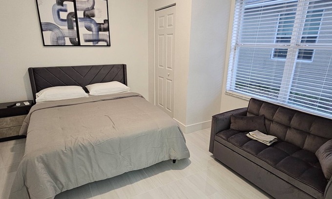 Riverview Apartment | Chic 1-bedroom apartment with WiFi, AC in phenomenal Riverview