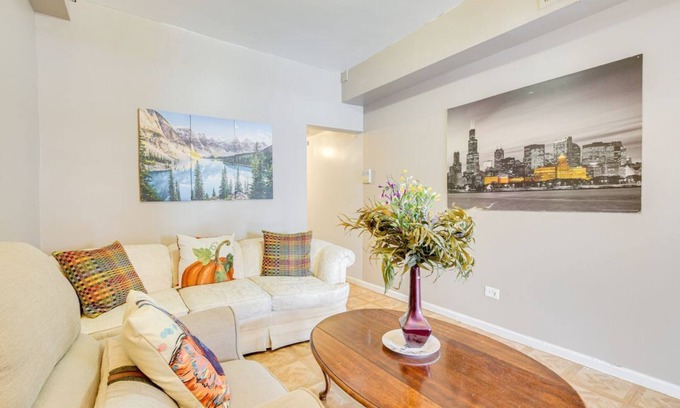 East Garfield Park Apartment | Chic 1-bedroom apartment in fantastic Chicago with WiFi, AC