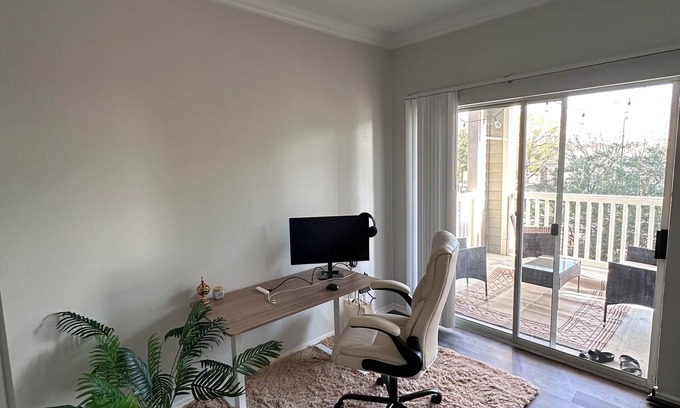 Energy Corridor Apartment | Chic 1-bedroom apartment with WiFi, fitness room in vibrant Houston