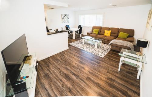 Wilshire Apartment | Chic 1-Bedroom with Dinning area in Central Location Close to Downtown with Free Parking