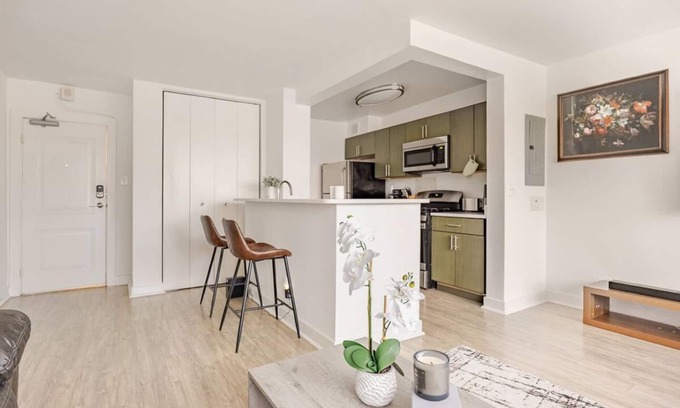 Alexandria West House | Chic 1-bedroom with WiFi, AC in enchanting Alexandria