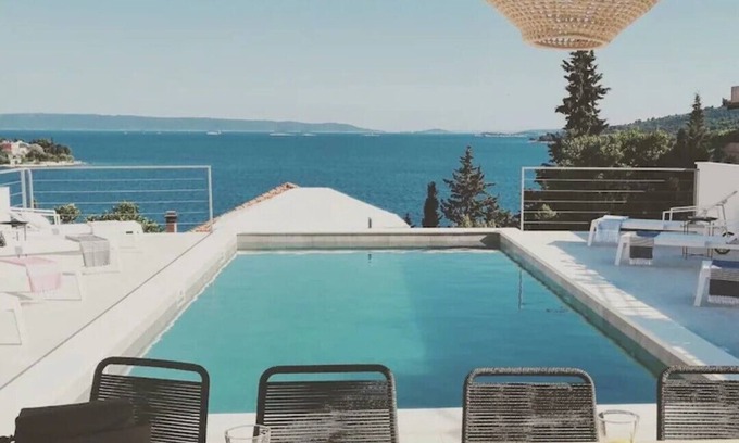 Seget Vranjica Apartment | Chic 125m2 apartment in the villa with pool, close to the beach, sea view, 5km from Trogir