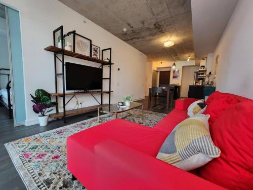 Fashion District Apartment | Chic 1BDR Loft with Office Space-Heart of Toronto