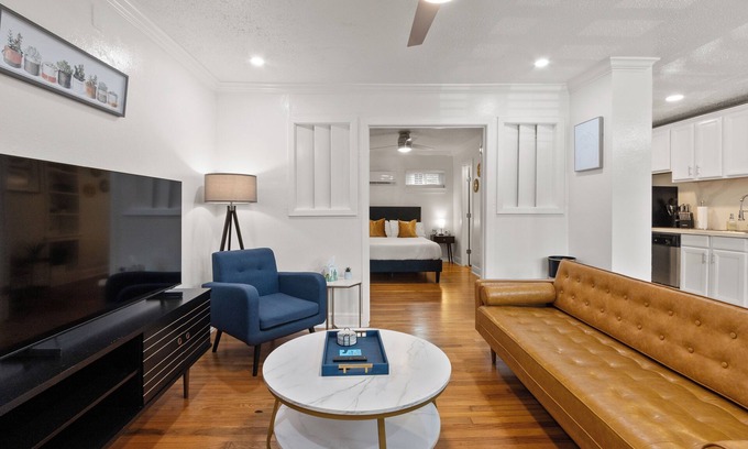 Neartown Apartment | Chic 1BR Apartment in the Heart of Montrose, Walk to Restaurants and Bars