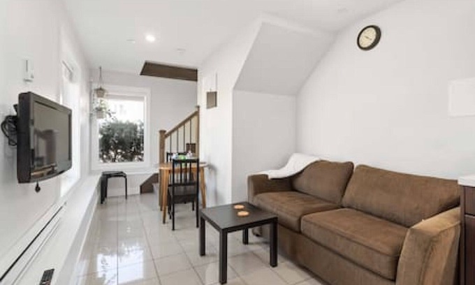 Sunset House | Chic 1BR Laneway Home in South Van