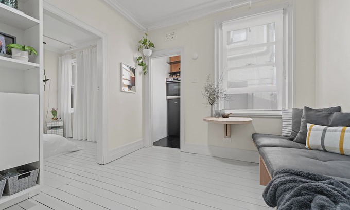 Kings Cross Apartment | Chic 1BR Modern Art Deco Apartment in Potts Point