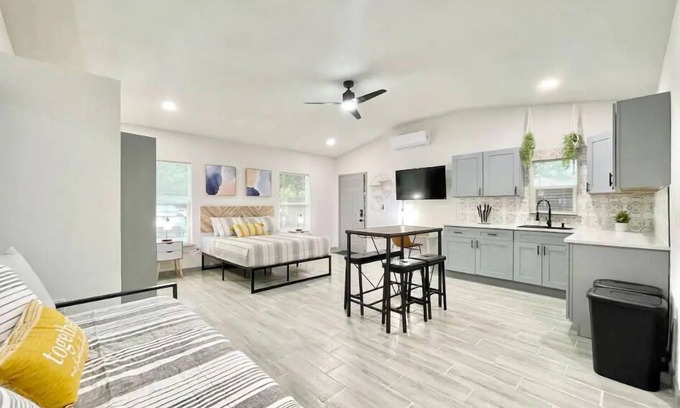 Dover Shores West House | Chic 1BR Orlando Stay | Parking, Wi-Fi + Comfort