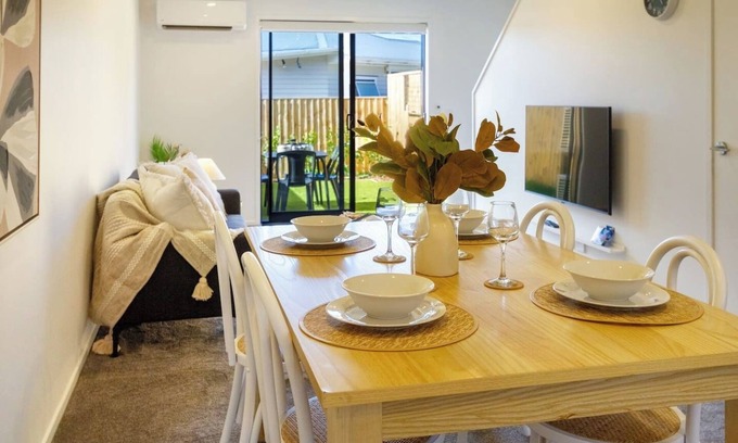 Henderson House | Chic 2-Bed Gem: Trust Arena Proximity - West AKL