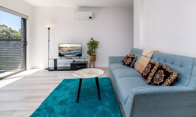 Phillip House | Chic 2-Bed Home with Backyard, BBQ & Parking