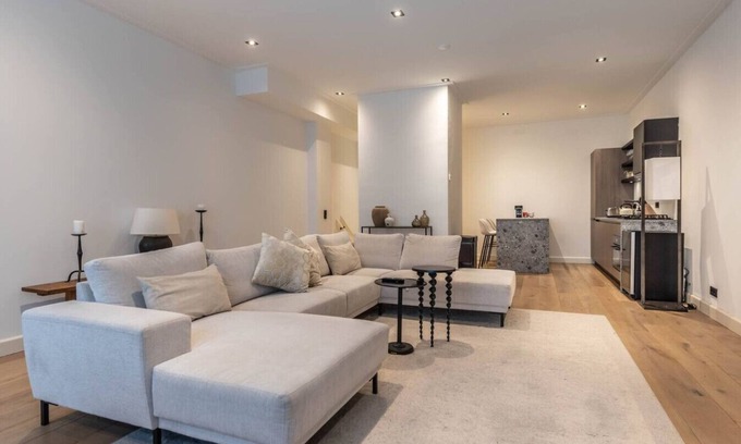 Oude Pijp Apartment | Chic 2-Bedroom Apartment in De Pijp Centrum | Walk to Museums, Cafés & Markets