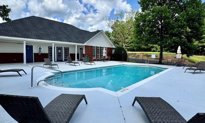 Greenville Apartment | Chic 2-bedroom apartment with fitness room and Pool in welcoming Greenville