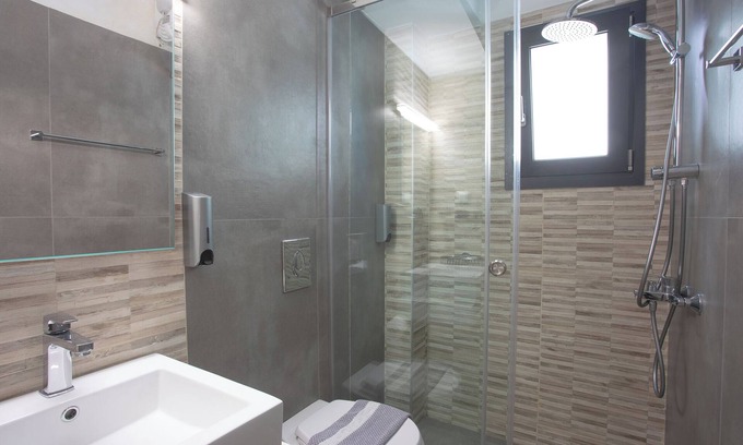 Khalkis Apartment | Chic 2-bedroom apartment ground floor with WiFi, AC in awesome Chalkida