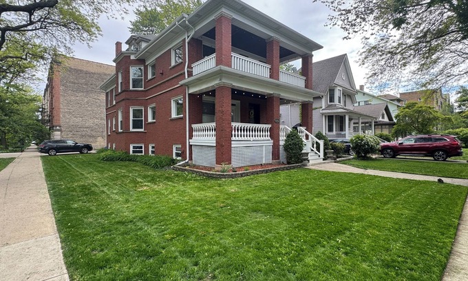 Rogers Park Apartment | Chic 2-bedroom apartment in beautiful Rogers Park with WiFi & EV Charger