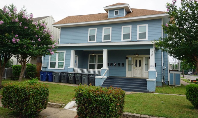 Oak Cliff Apartment | Chic 2-bedroom apartment with WiFi, AC in awesome Bishop Arts area of Dallas