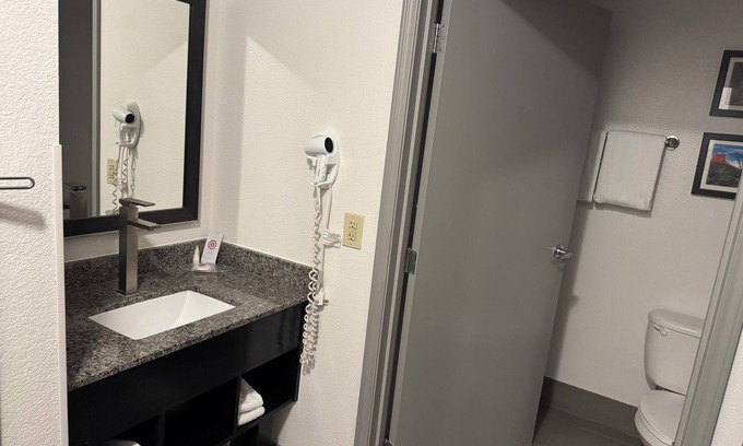 Ahwatukee Foothills Hotel | Chic 2-bedroom hotel with AC, fitness room in fabulous Chandler