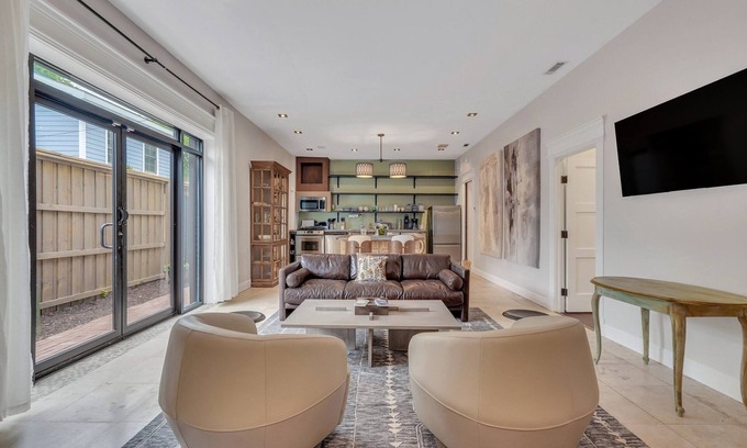 Historic Downtown Savannah House | Chic 2-bedroom just 5 minutes' stroll from Forsyth Park with free parking!