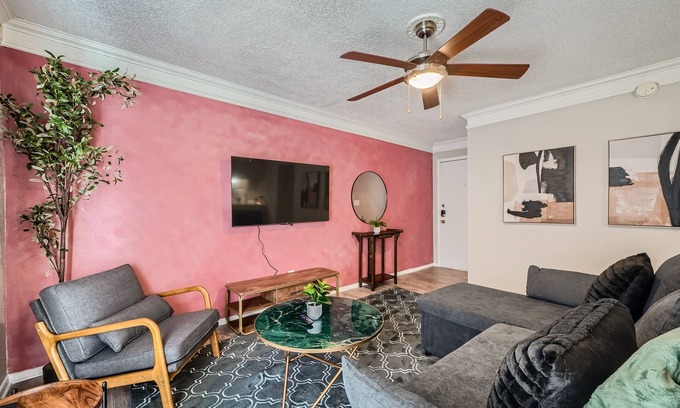 Brentwood Apartment | Chic 2B Getaway | 10min > DTWN | W/D, Pool, Prkg