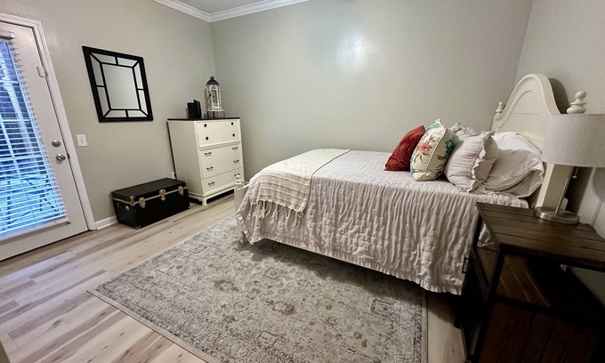Blue Ridge Manor Condo | Chic 2BR/2BA Condo - Ideal Derby Weekend Escape!