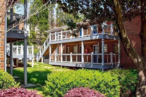 South Tuxedo Park Apartment | Chic 2BR Apt near Lenox Square!