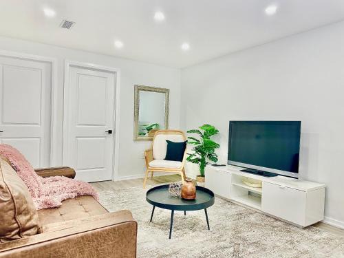 Churchill Meadows House | Chic 2Br Basement Haven for Families - Fast Wi-Fi