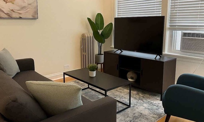 Old Irving Park Apartment | Chic 2BR Haven Near Irving Park