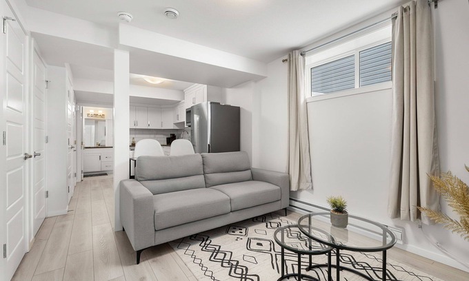 Saskatoon House | Chic 2BR Kensington Suite - Saskatoon Stay
