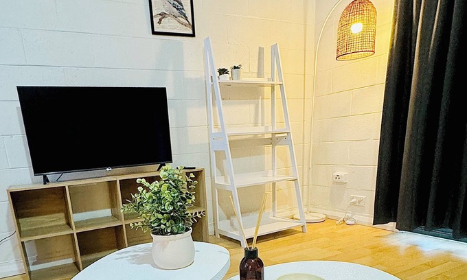 South Albury House | Chic 2BR South Side Getaway Near Albury CBD