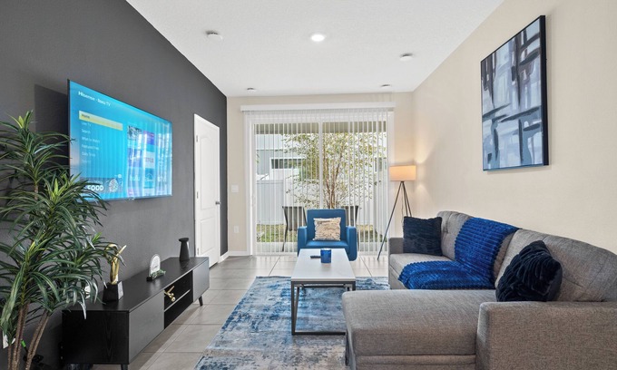 Arlington House | Chic 2BR Townhome close to Downtown and Beaches